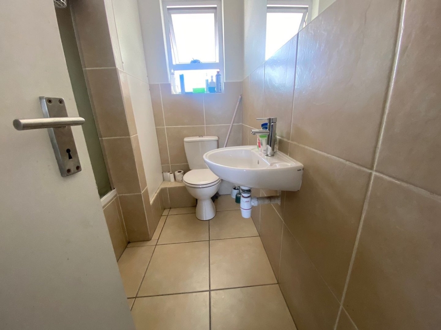 To Let 2 Bedroom Property for Rent in Cravenby Western Cape